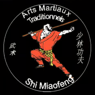 Logo de l'école de Kung Fu 'Shi Miaofeng' à Toulouse, montrant un moine shaolin en position de combat, stylisé en silhouette noire sur fond rouge.