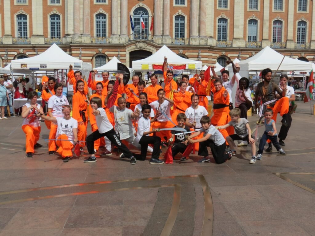 Groupe d'élèves en uniforme de kung fu réunis à Toulouse.