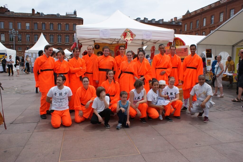 Groupe d'élèves en tenue de kung fu posant ensemble à Toulouse.